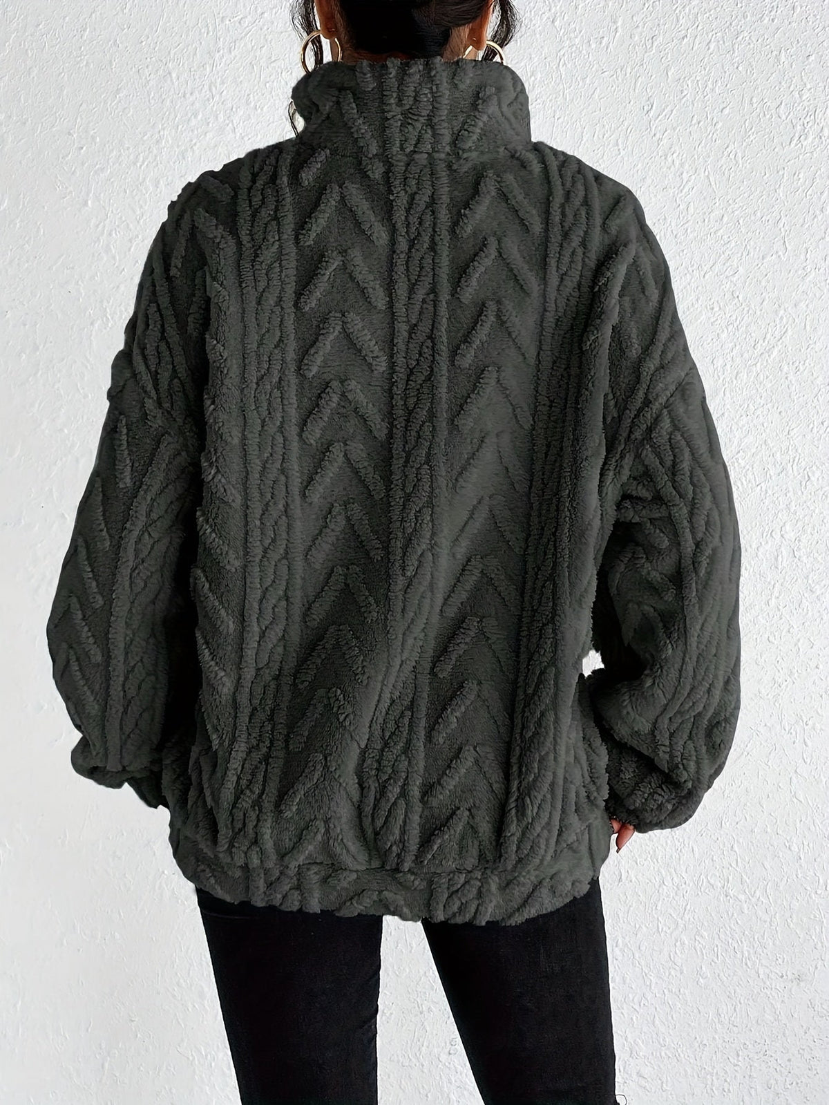 Pull zippé torsadé duveteux, coloris anthracite, vue de dos
