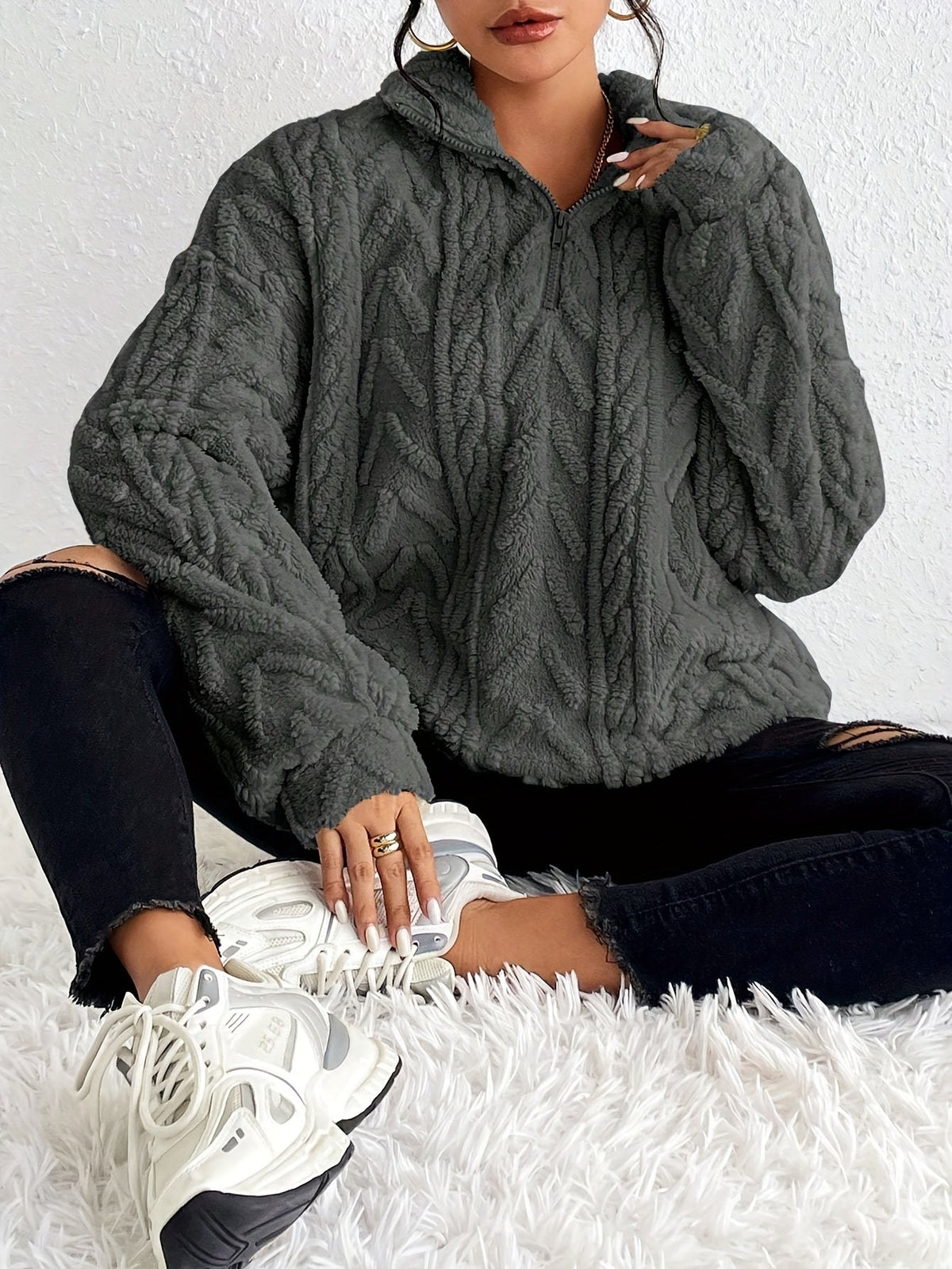 Pull zippé torsadé duveteux, coloris anthracite, porté en tenue