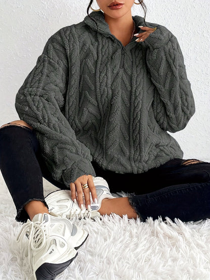 Pull zippé torsadé duveteux, coloris anthracite, porté en tenue