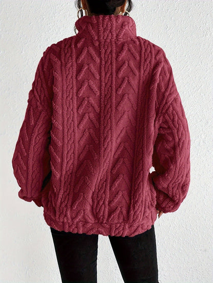 Pull zippé torsadé duveteux, coloris bordeaux, vue de dos