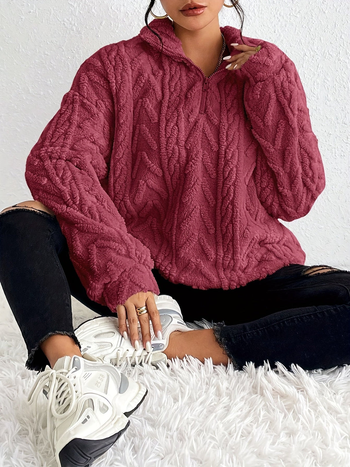 Pull zippé torsadé duveteux, coloris bordeaux, porté en tenue