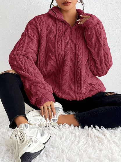 Pull zippé torsadé duveteux, coloris bordeaux, porté en tenue