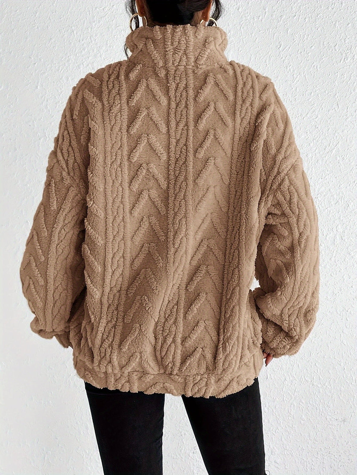 Pull zippé torsadé duveteux, coloris camel, vue de dos