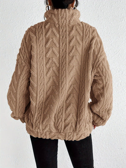 Pull zippé torsadé duveteux, coloris camel, vue de dos