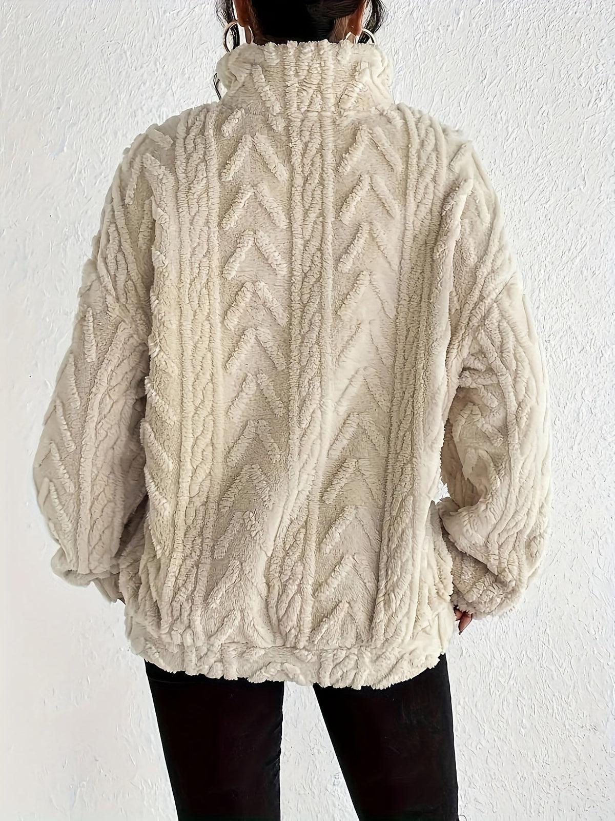 Pull zippé torsadé duveteux, coloris crème, vue de dos
