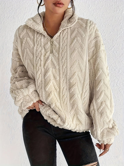 Pull zippé torsadé duveteux, coloris crème, porté en tenue
