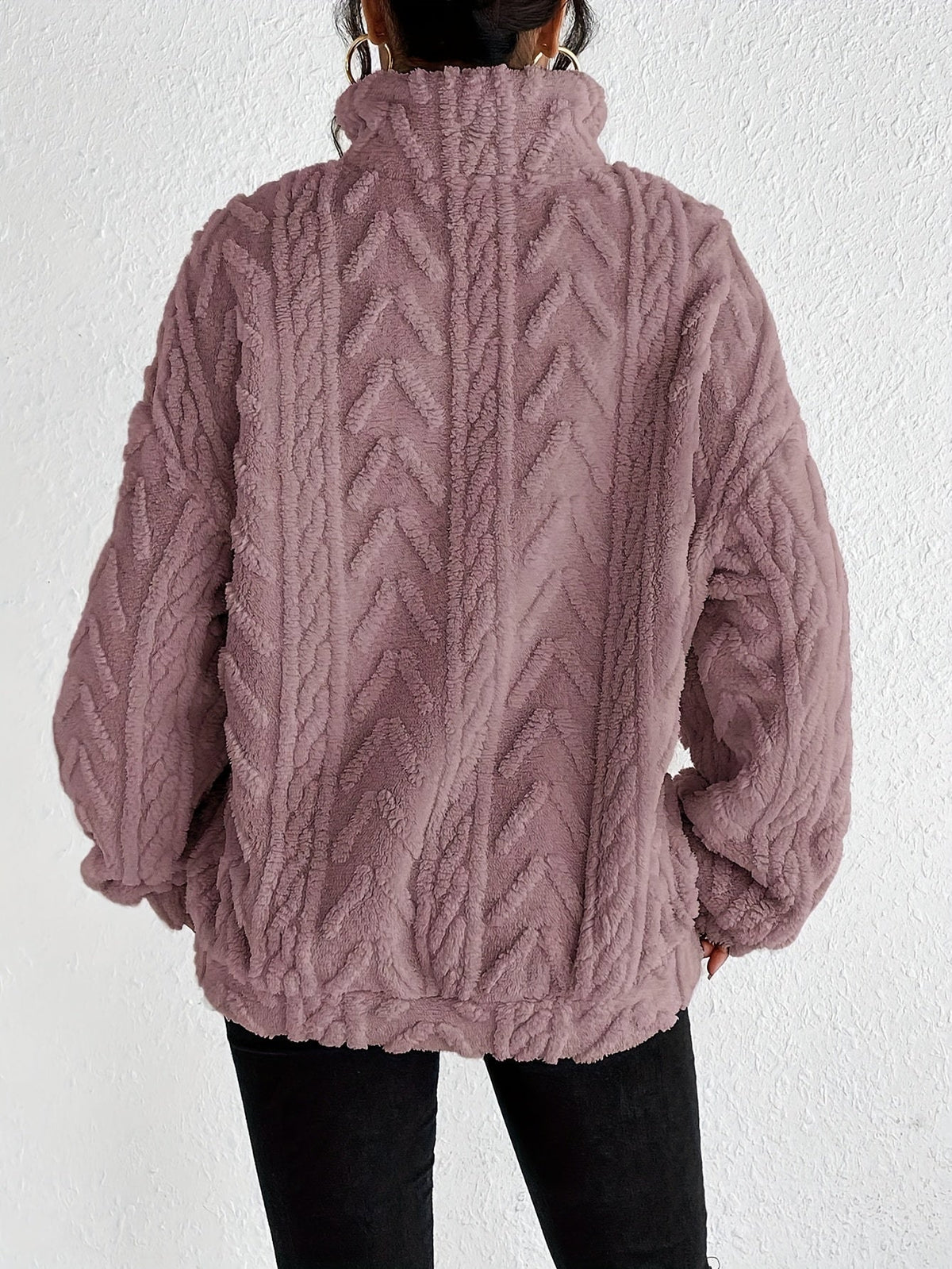 Pull zippé torsadé duveteux, coloris mauve poudré, vue de dos