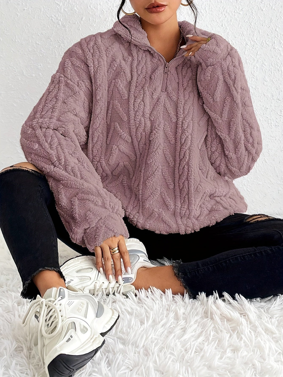 Pull zippé torsadé duveteux, coloris mauve poudré, porté en tenue