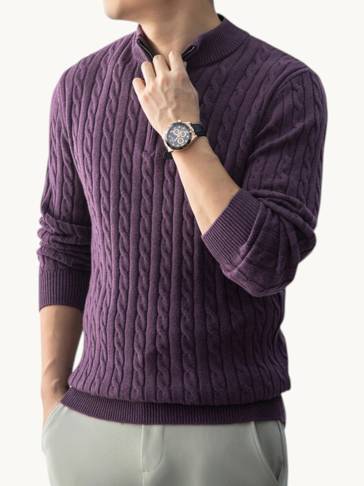 Pull col montant zippé violet avec motif tressé, porté avec montre noire
