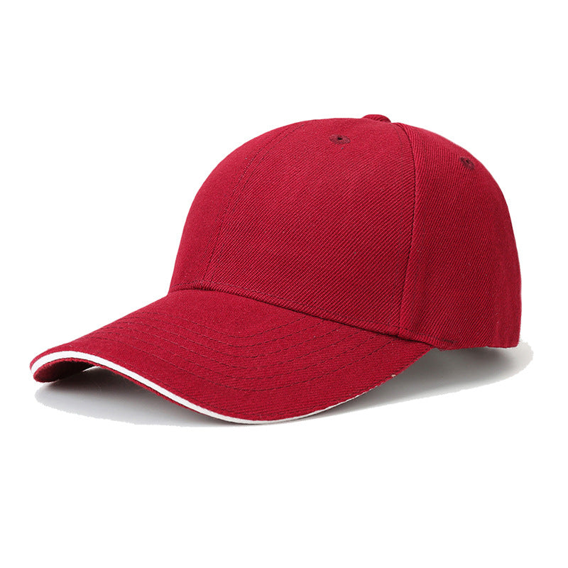 Casquette de baseball rouge à visière bordée de blanc, vue de trois quarts