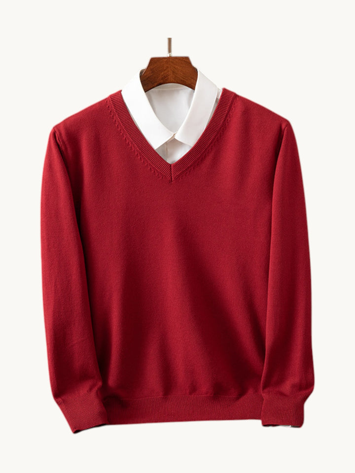 Pull en maille rouge col en V avec chemise blanche intégrée, vue de face sur cintre