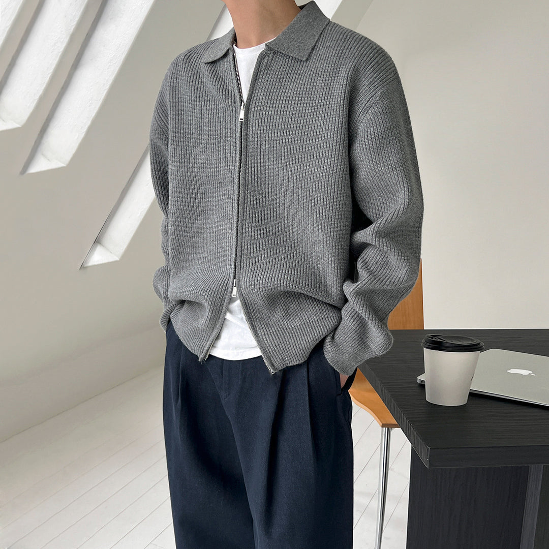 Veste en maille grise à col chemise et zip, vue de trois quarts en pied