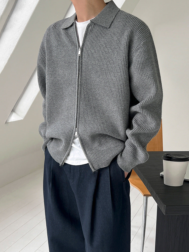 Veste en maille côtelée grise à col et zip, portée avec un pantalon marine