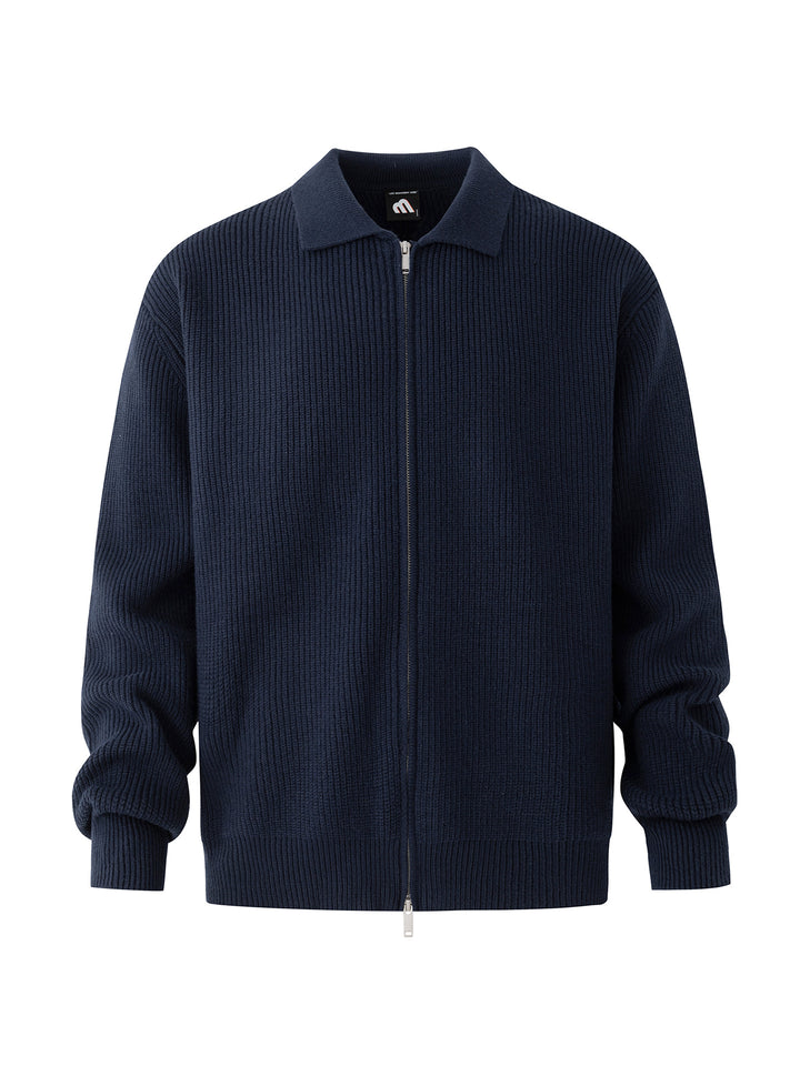 Veste en maille côtelée bleu marine à col chemise, posée à plat de face