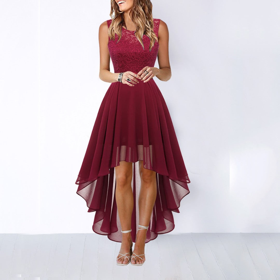 Robe asymétrique bordeaux portée, jupe ample à plusieurs épaisseurs