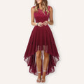 Robe asymétrique bordeaux à corsage en dentelle, portée de face