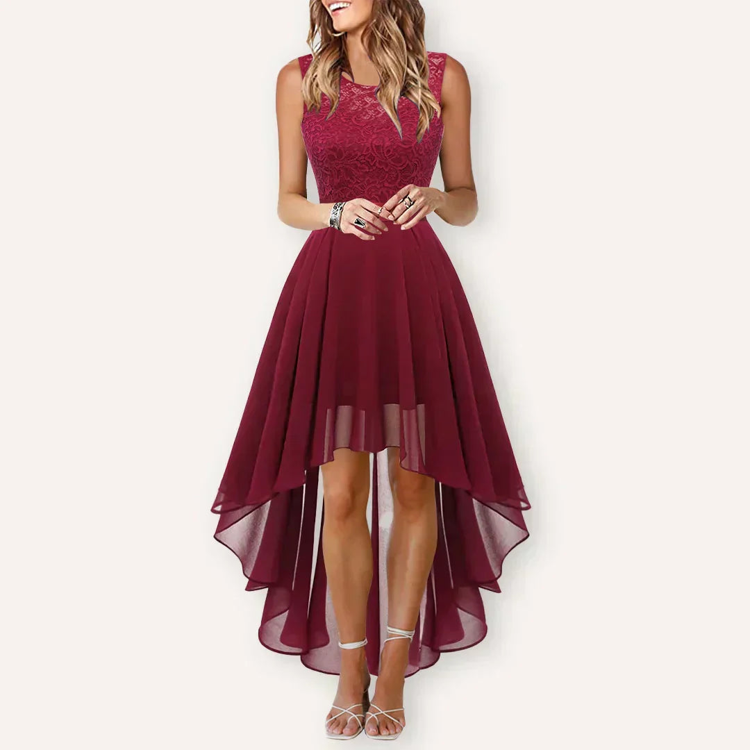 Robe asymétrique bordeaux à corsage en dentelle, portée de face