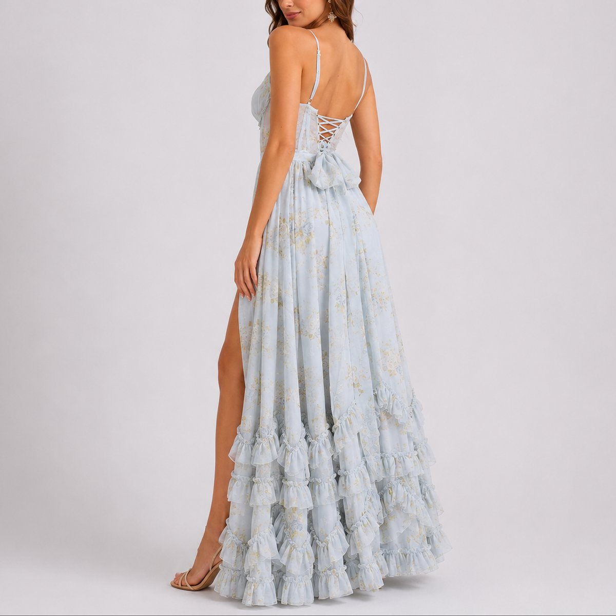 Robe fleurie bleu pâle vue de dos, laçage et volants étagés