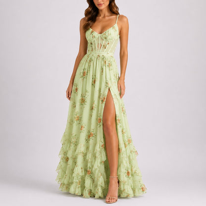 Robe longue fleurie vert tendre, fente et volants à l'ourlet