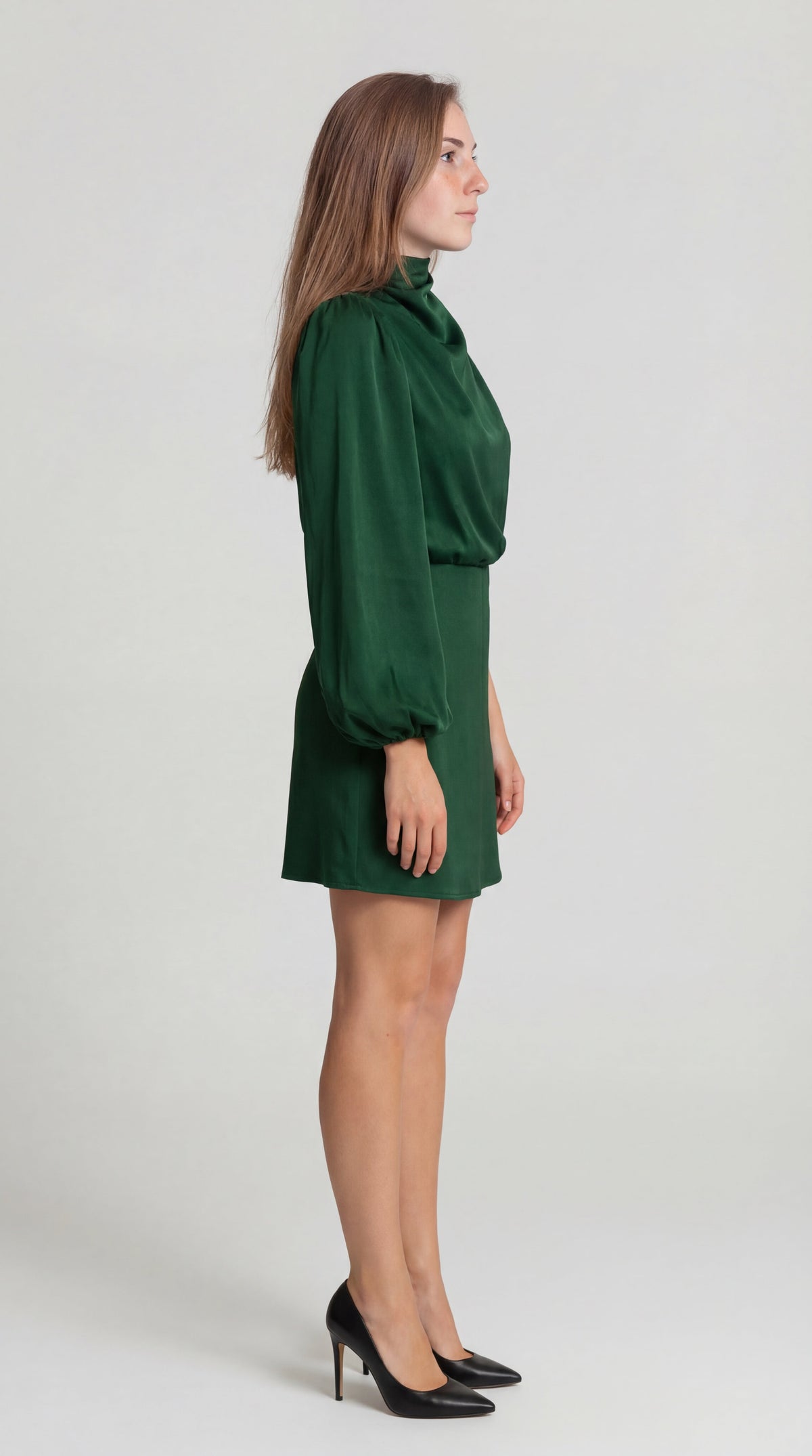 Robe courte vert foncé à une manche, vue de profil