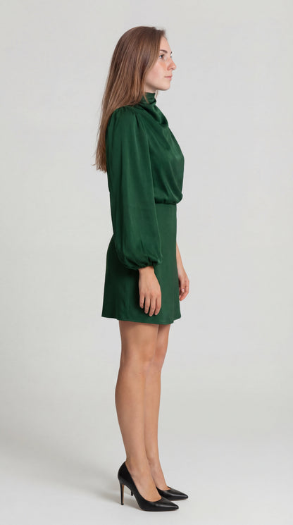 Robe courte vert foncé à une manche, vue de profil