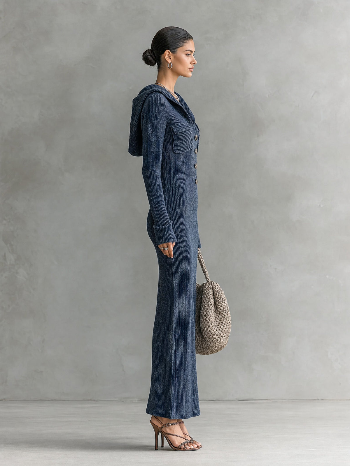 Robe longue à capuche, coloris bleu marine, vue de profil