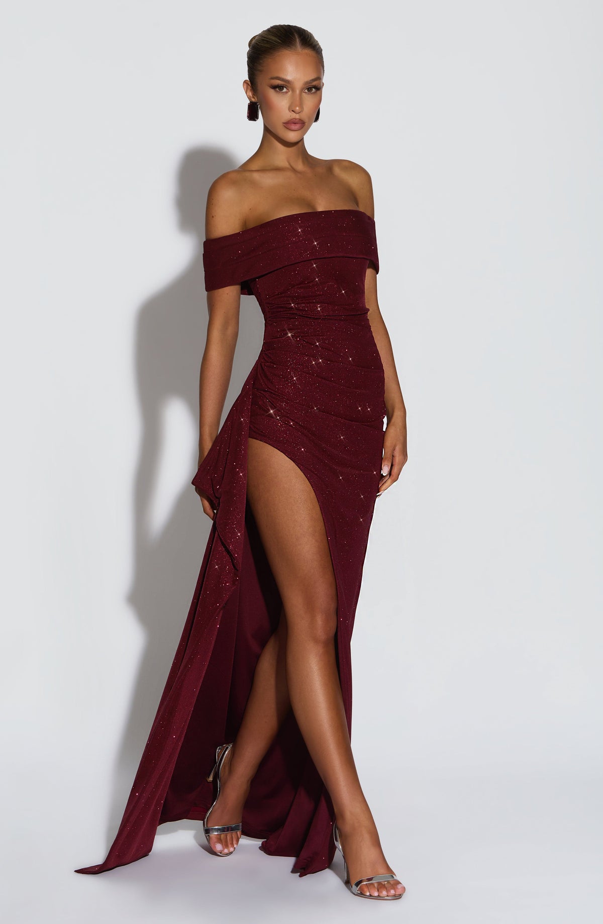 Robe longue bardot fendue, coloris bordeaux, vue de face