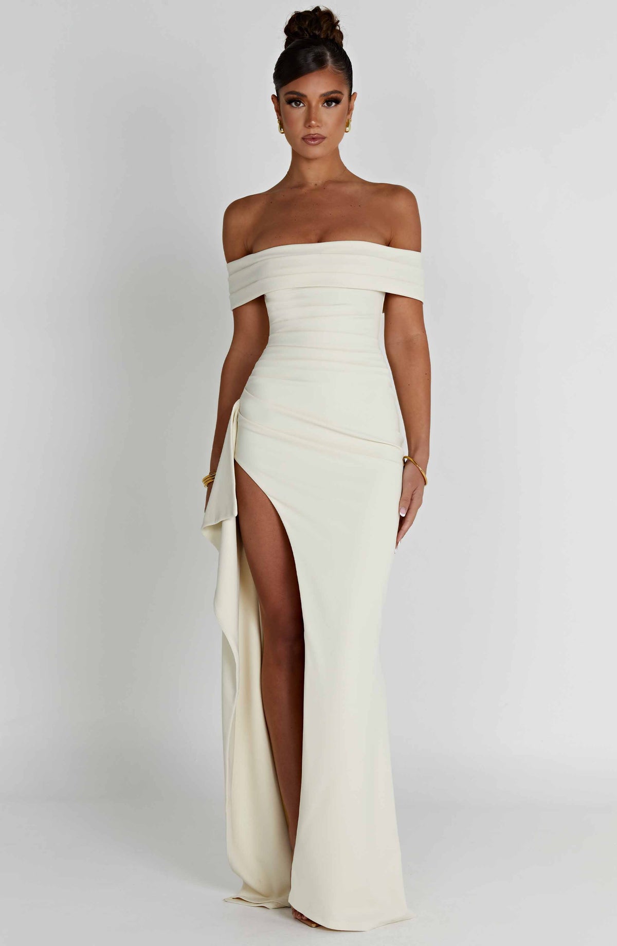 Robe longue bardot fendue, coloris ivoire, vue de face