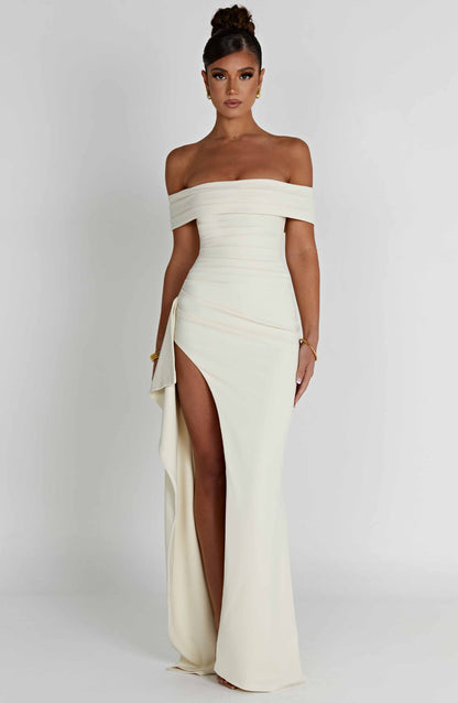 Robe longue bardot fendue, coloris ivoire, vue de face