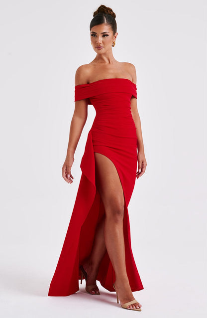 Robe longue bardot fendue, coloris rouge, vue de trois quarts