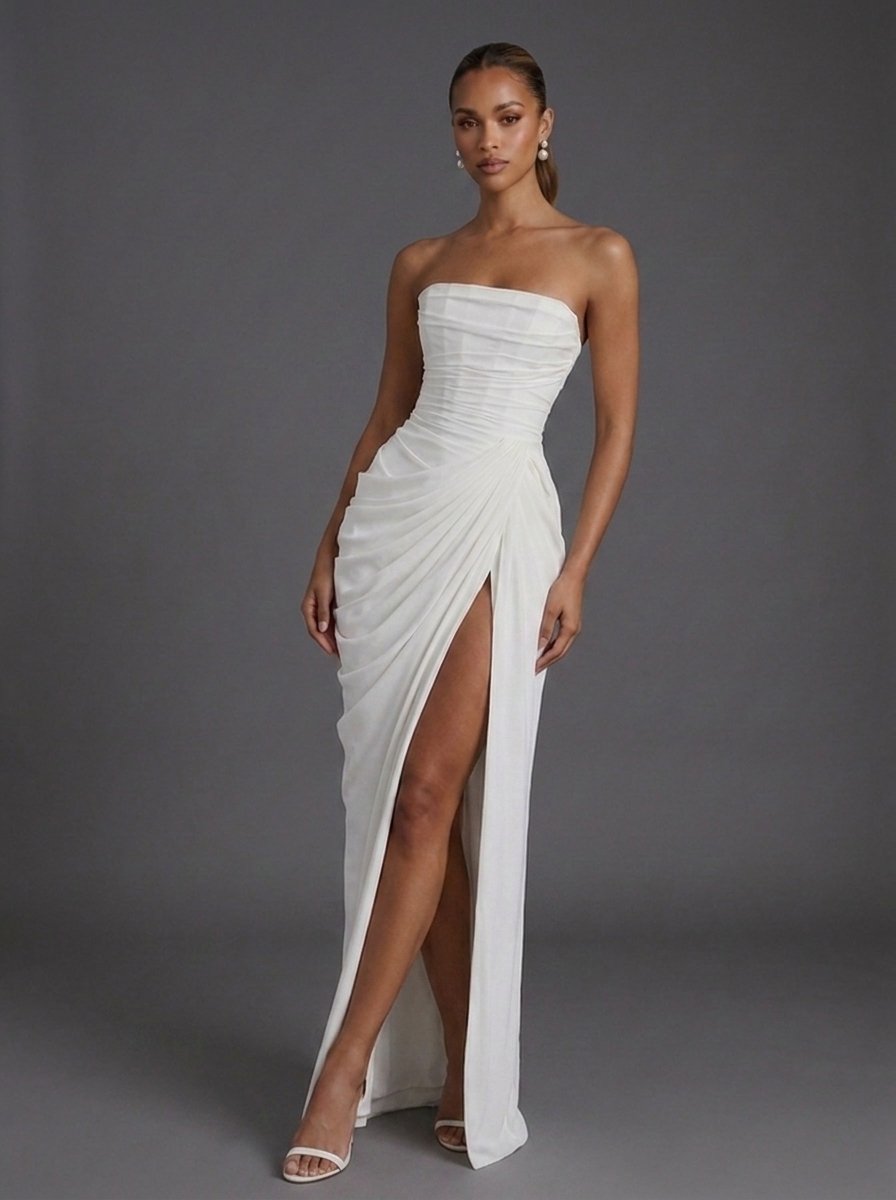 Robe longue bustier blanche drapée et fendue, portée de face