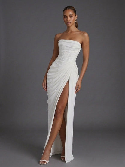 Robe longue bustier blanche drapée et fendue, portée de face