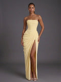 Robe longue bustier jaune pâle drapée et fendue, portée de face