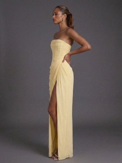 Robe longue bustier jaune pâle vue de profil, fente sur la cuisse