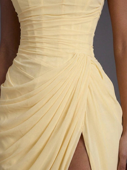 Détail du bustier baleiné et du drapé croisé sur la hanche, jaune pâle