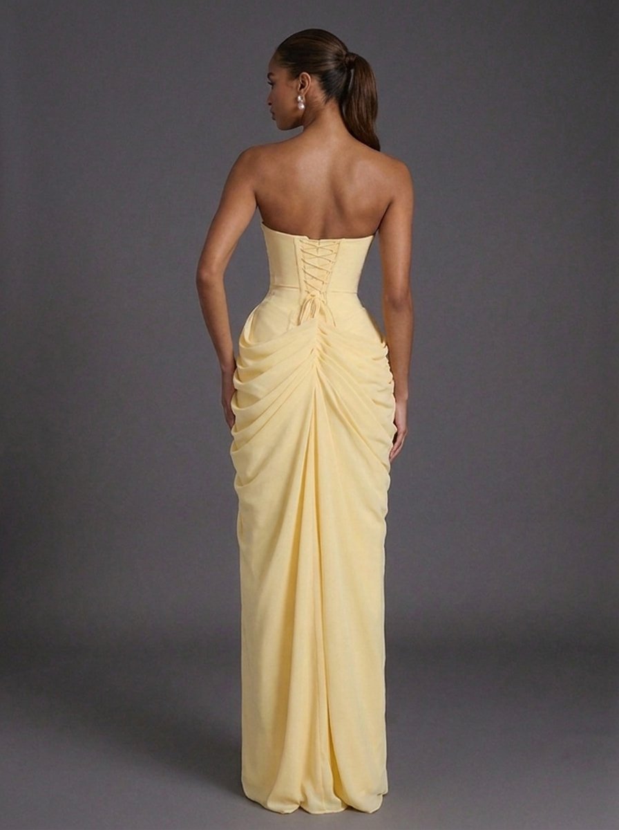 Dos lacé façon corset et drapé froncé d'une robe longue jaune pâle