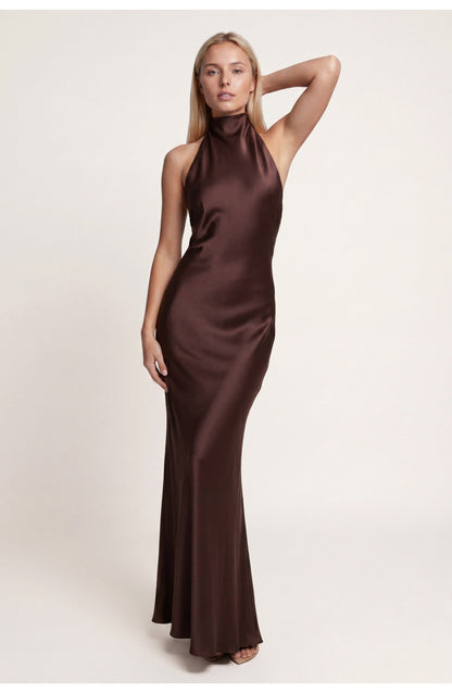 Robe longue col licou, coloris marron foncé, vue de face