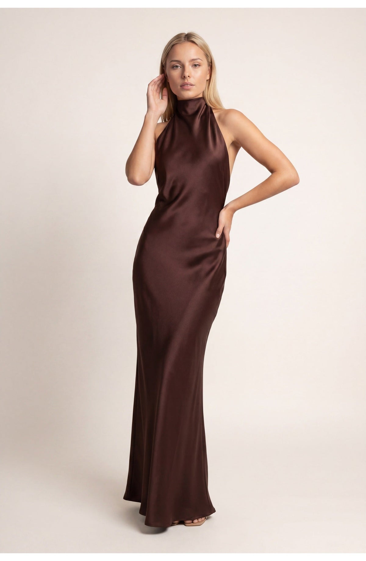 Robe longue col licou, coloris marron foncé, vue de face, vue 3