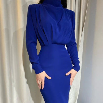Robe longue col montant, coloris bleu vif, vue de face