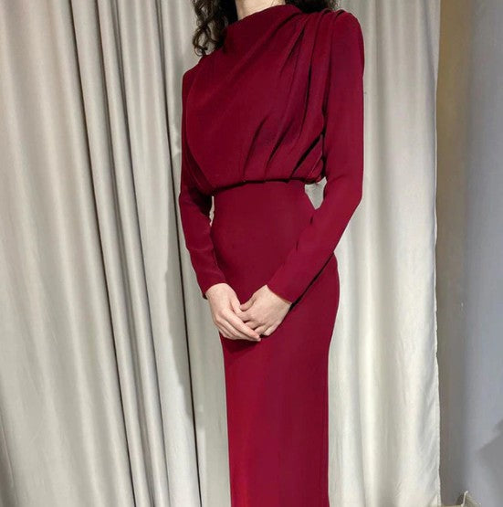 Robe longue col montant, coloris bordeaux, vue de face