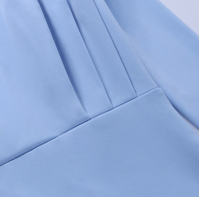 Robe longue col montant, détail des plis du buste