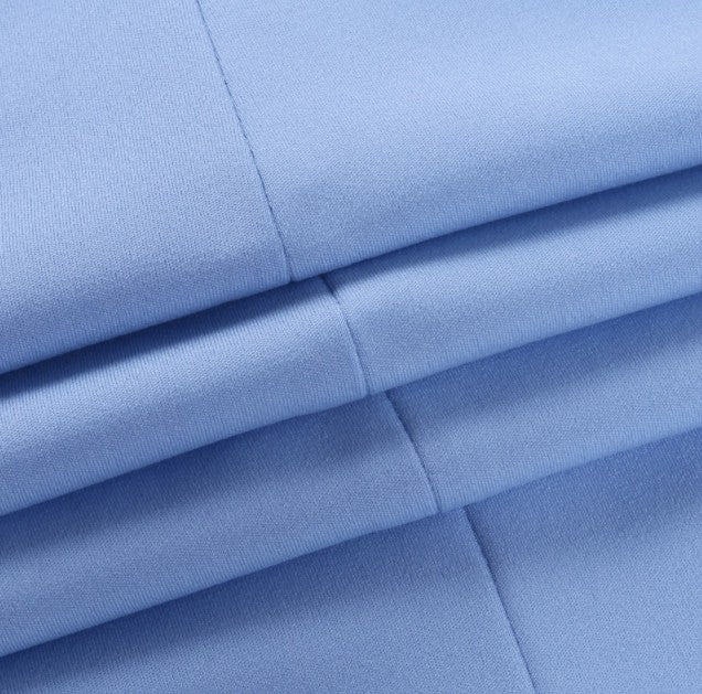 Robe longue col montant, détail du drapé du buste