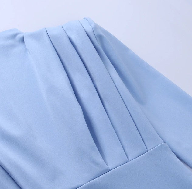 Robe longue col montant, détail du drapé et de la taille