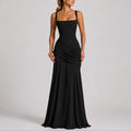 Robe longue drapée noire, encolure carrée, vue de face