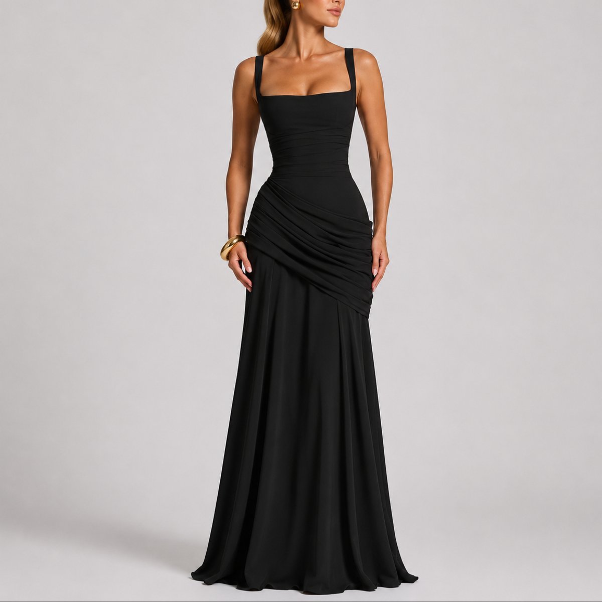Robe longue drapée noire, encolure carrée, vue de face