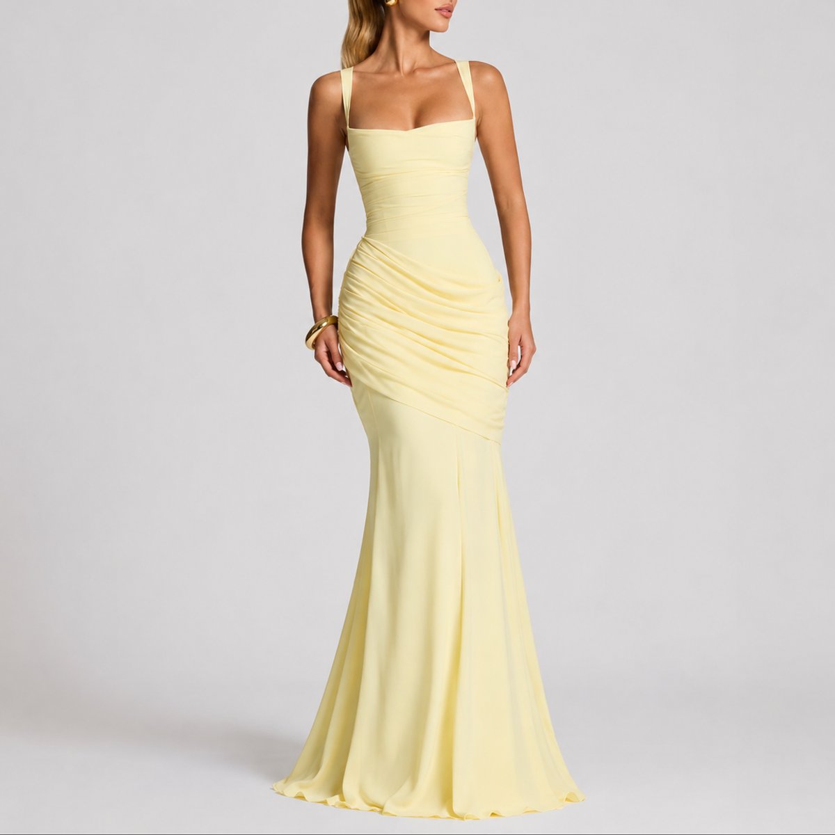 Robe longue drapée jaune pâle, encolure carrée, vue de face