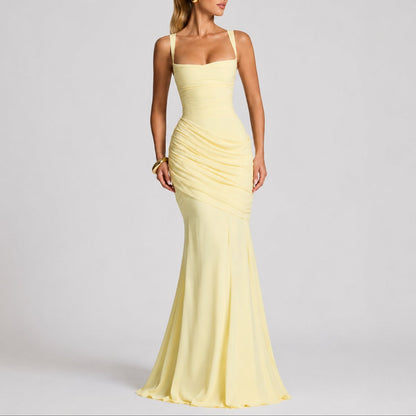 Robe longue drapée jaune pâle, encolure carrée, vue de face