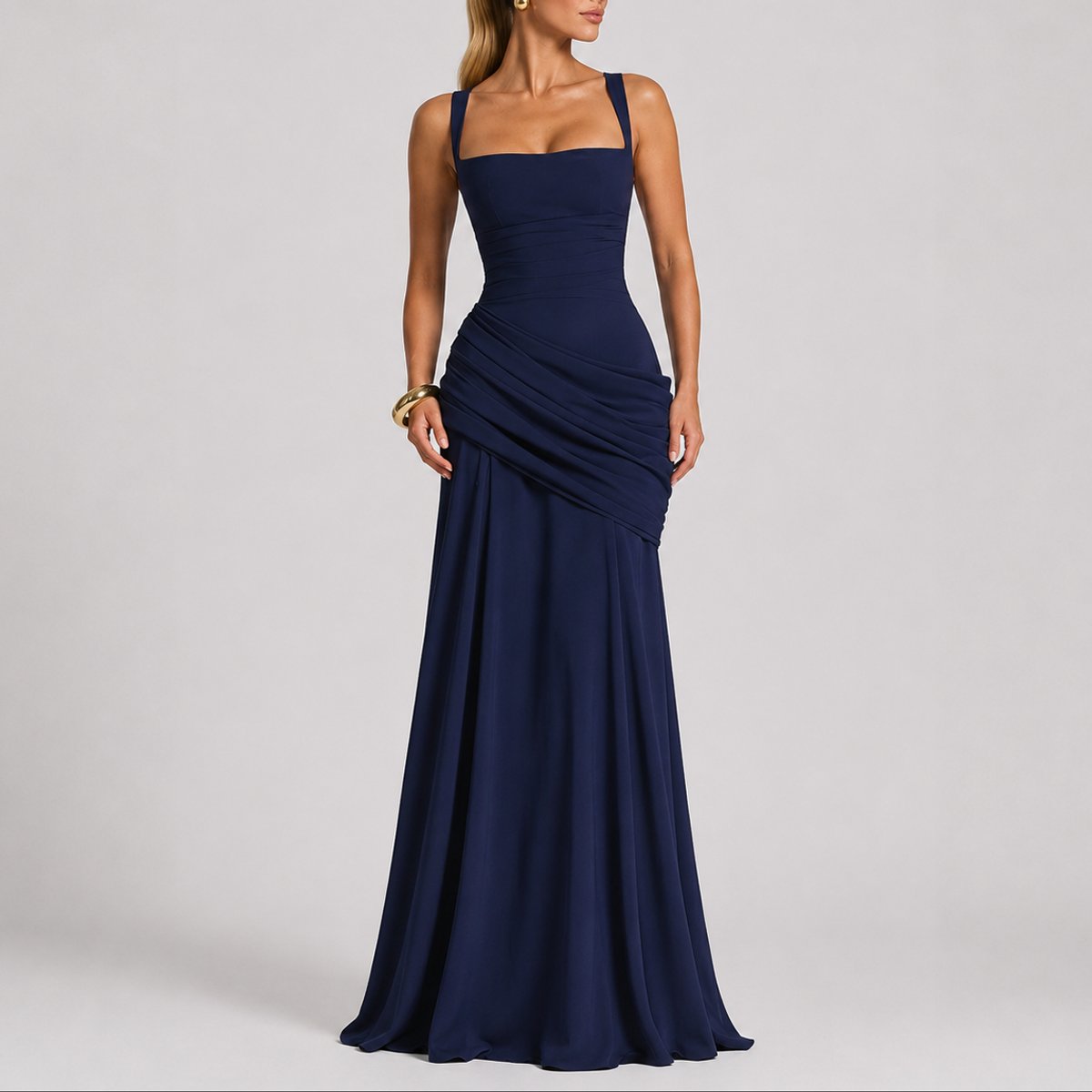 Robe longue drapée bleu marine, encolure carrée, vue de face