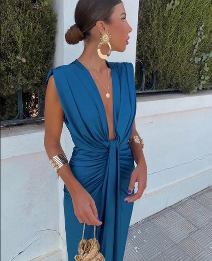 Robe drapée bleue vue de trois quarts, épaules structurées