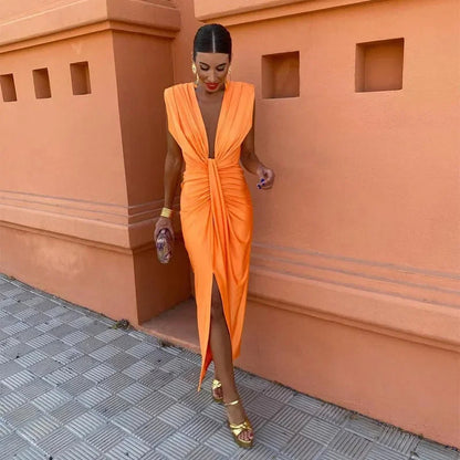 Robe longue drapée orange à décolleté en V et fente, en pied